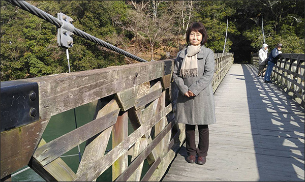 윤동주가 일본에서 마지막 사진을 찍은 장소로 알려진 우지시의 다리를 찾은 우에노 미야코 시인 