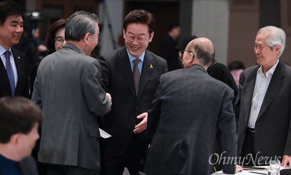 이재명 성남시장 초청 관훈토론회가 16일 오전 서울 중구 프레스센터에서 관훈클럽 주최로 열리고 있다.