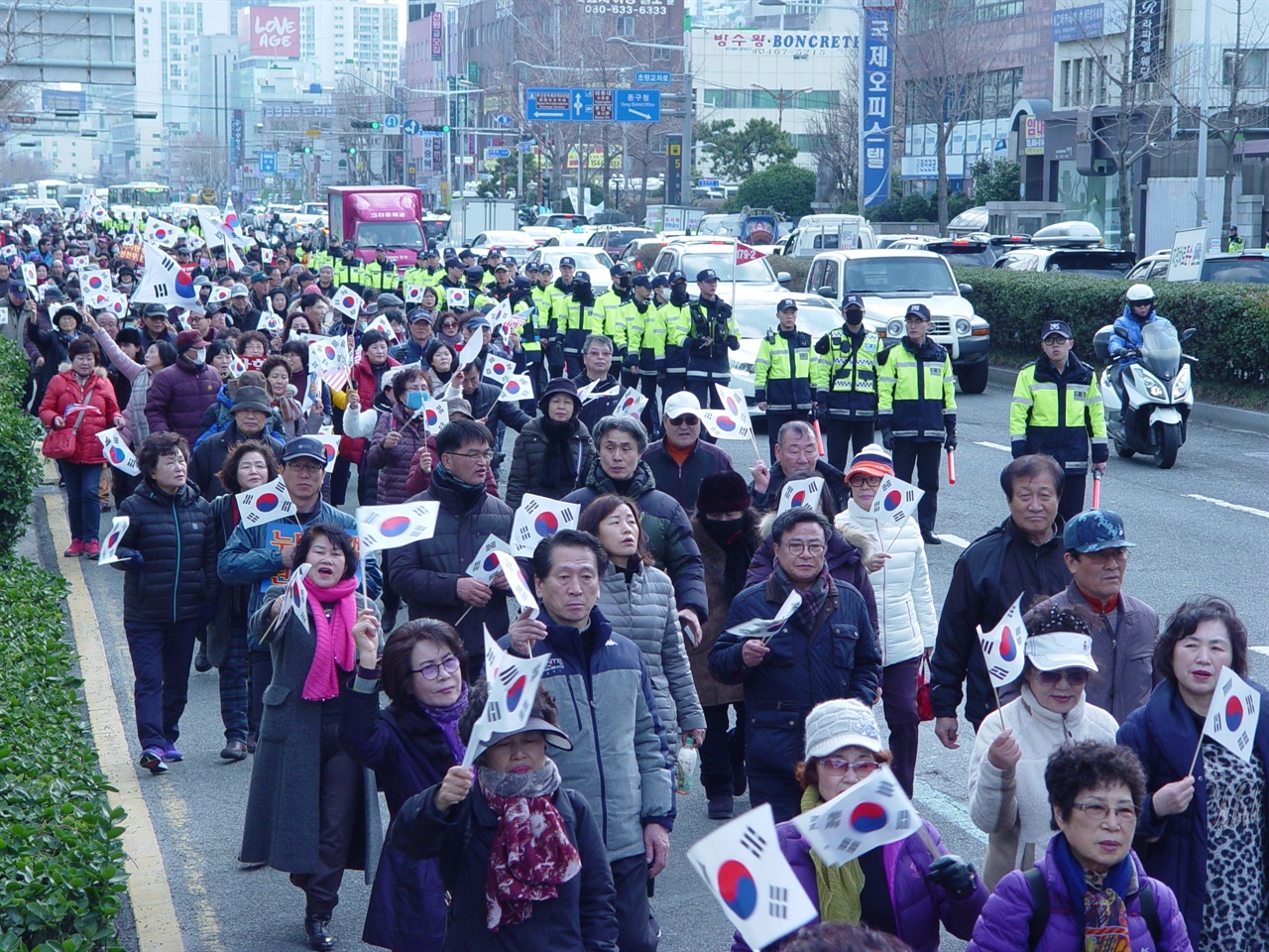 부산지방경찰청에서 제공한 자료에 따르면 이날 참여 인원은 4000명으로, 다양한 연령대가 주로 참여를 했지만, 주로 어르신들의 참여율이 높았다.