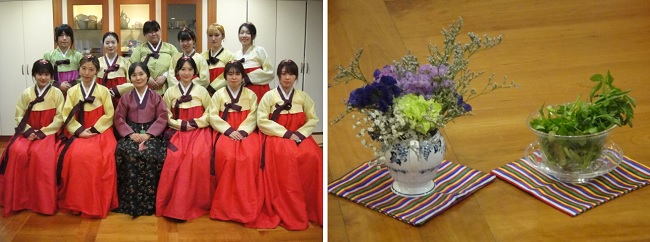           한양여자대학교 김신연 교수님을 중심으로 두 대학 학생들이 모두 한 자리에서 기념 사진을 찍었습니다. 오른쪽 사진은 차를 마시는 곳에 꾸며놓은 꽃과 봄 향기 가득한 미나리입니다.