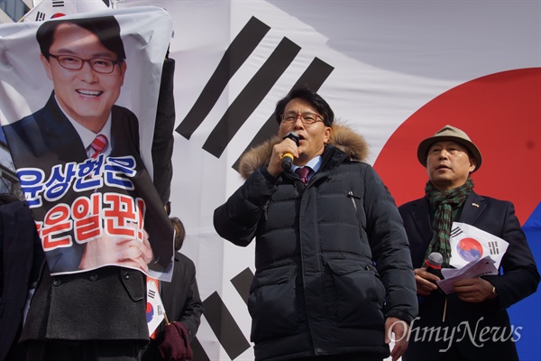 16일 대구 반월당 동아백화점 쇼핑점 앞에서 열린 태극기 집회에 참석한 윤상현 의원.