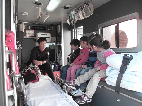 구급대원 박윤택 소방교가 소방서를 방문한 어린이들에게 구급장비를 소개하고 있다.

