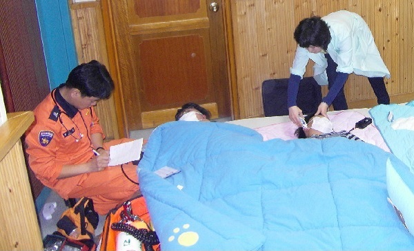 2009년 박윤택 소방관이 신종플루 현장에서 지원활동을 하고 있다. 

