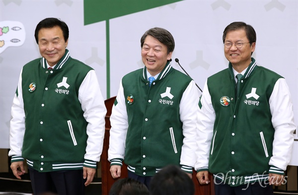 17일 국민의당에 입당한 손학규 국민주권개혁회의 의장이 당내 대선주자로 경쟁하게 될 안철수, 천정배 의원과 함께 인사하고 있다. 