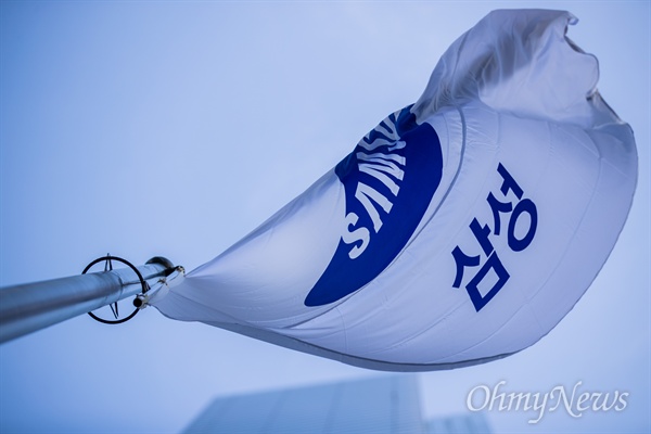 서울 서초구 삼성전자 서초사옥 앞에 삼성기가 날리고 있다. 