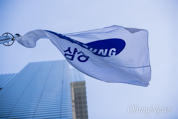  이재용 삼성전자 부회장이 구속된 지난 2월 17일 오전 서울 서초구 삼성전자 서초사옥 앞에 삼성기가 날리고 있다. 