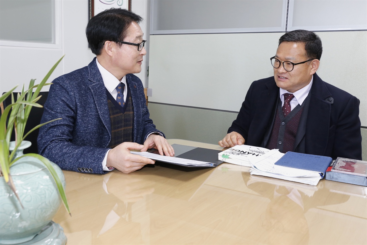 함창환 팀장이 전남복지재단 사무실에서 업무 관련 협의를 하고 있다. 지난 2월 12일 일요일이다.