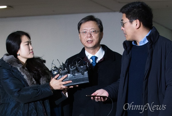  우병우 전 청와대민정수석이 18일 오전 서울 강남구 박영수 특검사무실에 조사를 받기 위해 출석하고 있다. 