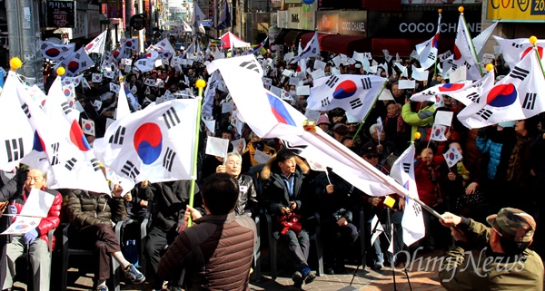 마창진 구국행동시민연합은 18일 오후 창원시 마산오동동문화거리에서 "3·15정신으로 자유대한민국을 수호하자"는 제목으로 '박근혜 대통령 탄핵 기각 집회'를 열었다.