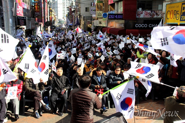  마창진 구국행동시민연합은 18일 오후 창원시 마산오동동문화거리에서 "3·15정신으로 자유대한민국을 수호하자"는 제목으로 '박근혜 대통령 탄핵 기각 집회'를 열었다.