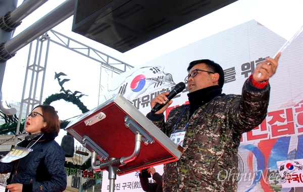  손종식 마창진 구국행동시민연합 사무국장이 18일 오후 창원시 마산오동동문화거리에서 "3·15정신으로 자유대한민국을 수호하자"는 제목으로 열린 '박근혜 대통령 탄핵 기각 집회'에서 사회를 맡았다.