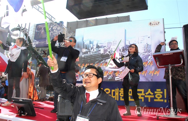  천만수 구국행동시민연합 집행위원장이 18일 오후 창원시 마산오동동문화거리에서 "3·15정신으로 자유대한민국을 수호하자"는 제목으로 열린 '박근혜 대통령 탄핵 기각 집회'에서 태극기를 흔들고 있다.