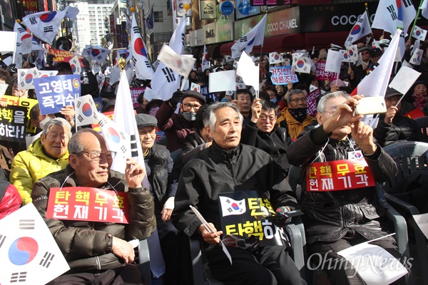  마창진 구국행동시민연합은 18일 오후 창원시 마산오동동문화거리에서 "3·15정신으로 자유대한민국을 수호하자"는 제목으로 '박근혜 대통령 탄핵 기각 집회'를 열었다.