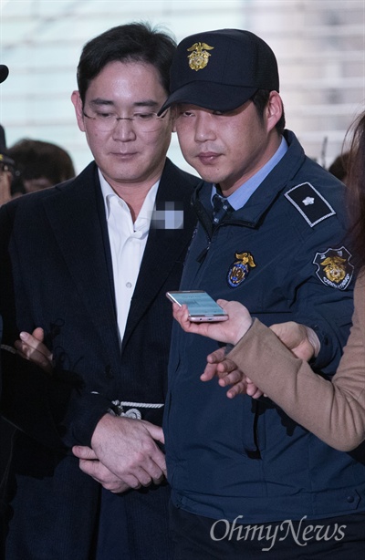 이재용 삼성전자 부회장이 18일 오후 서울 강남구 박영수 특검사무실에 조사를 받기 위해 출석하고 있다. 이 부회장은 박근혜 대통령에게 뇌물을 준 혐의로 구속이 확정된 후 첫 조사다. 