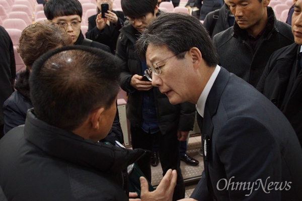  18일 오전 대구도시철도공사 강당에서 열린 대구지하철 화재참사 14주기 추모식에서 희생자 유가족들이 유승민 바른정당 국회의원에게 추모사업을 제대로 할 수 있도록 지원을 요청하고 있다.