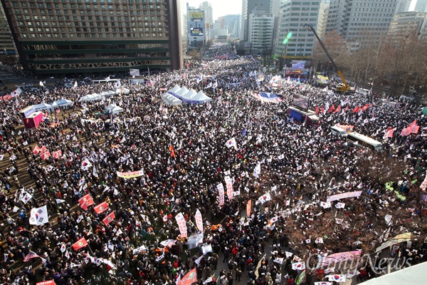 18일 서울 대한문 앞에서 열린 제13차 탄핵기각 총궐기 국민대회에서 참가자들이 박근혜 대통령 탄핵기각을 주장하며 태극기를 흔들고 있다.