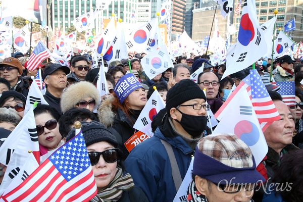 18일 서울 대한문 앞에서 열린 제13차 탄핵기각 총궐기 국민대회에서 참가자들이 박근혜 대통령 탄핵기각을 주장하며 태극기를 흔들고 있다.