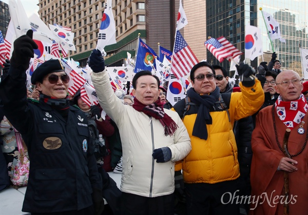 자유한국당 대선주자로 나선 이인제 의원이 18일 서울 대한문 앞에서 열린 제13차 탄핵기각 총궐기 국민대회에 참석해 태극기를 흔들고 있다.