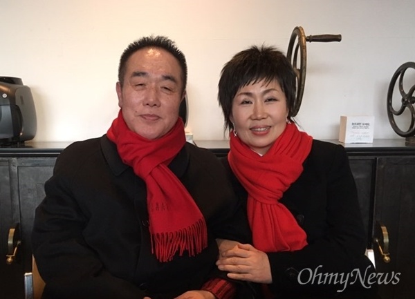 노래 <모르쇠>의 가수 권윤경씨(오른쪽)와 남편이자 이 노래의 작곡·작사가인 유지성씨.