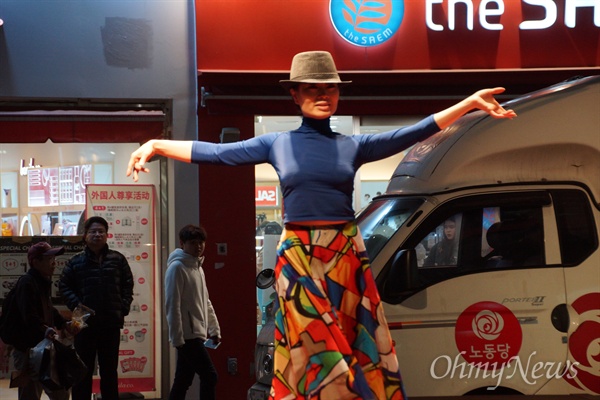 18일 오후 대구백화점 앞에서 열린 박근혜 탄핵 대구시국대회에서 춤꾼 박정희씨가 공연을 하고 있는 모습.