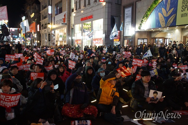 18일 오후 대구백화점 앞에서 열린 박근혜 탄핵 대구시국대회에는 2000여 명의 시민들이 추운 날씨에도 참석해 촛불을 들었다.
