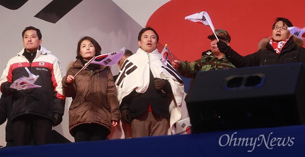 탄핵반대 집회 참석한 자유한국당 의원들 자유한국당 박대출(왼쪽부터), 전희경, 김진태, 윤상현 의원이 18일 오후 서울 중구 덕수궁 대한문 앞에서 열린 '제13차 박근혜 대통령 탄핵기각을 위한 국민 총궐기 대회'에 참석해 헌법재판소 탄핵심판 결정 기각을 요구하며 태극기를 흔들어보이고 있다.