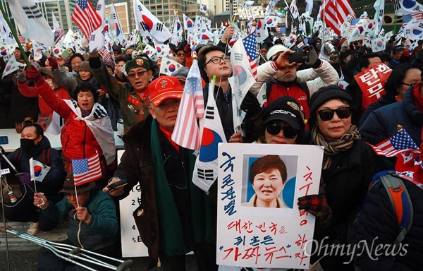 박근혜 탄핵 반대집회 "가짜뉴스 추방하자" 18일 오후 서울 중구 덕수궁 대한문 앞에서 열린 '제13차 박근혜 대통령 탄핵기각을 위한 국민 총궐기 대회'에서 친박단체 회원과 시민들이 헌법재판소 탄핵심판 결정 기각을 요구하고 있다.