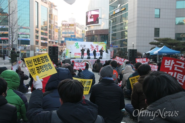 18일 저녁 대전 서구 둔산동 갤러리아타임월드 백화점 앞 도로에서 열린 '제13차 박근혜퇴진 대전시민 시국대회'. 이날 1000여명의 촛불시민들은 ‘박근혜 탄핵’, ‘특검연장’을 외쳤다.