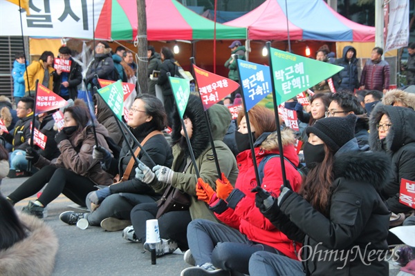 18일 저녁 대전 서구 둔산동 갤러리아타임월드 백화점 앞 도로에서 열린 '제13차 박근혜퇴진 대전시민 시국대회'. 이날 1000여명의 촛불시민들은 ‘박근혜 탄핵’, ‘특검연장’을 외쳤다.