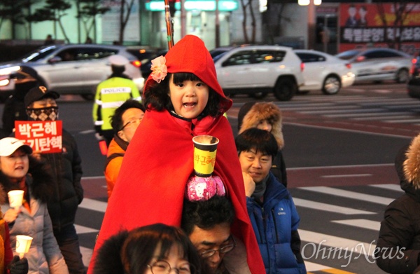 18일 저녁 대전 서구 둔산동 갤러리아타임월드 백화점 앞 도로에서 열린 '제13차 박근혜퇴진 대전시민 시국대회'. 이날 1000여명의 촛불시민들은 ‘박근혜 탄핵’, ‘특검연장’을 외쳤다.