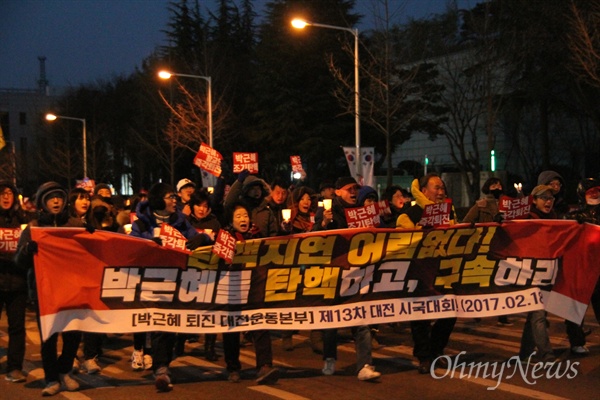 18일 저녁 대전 서구 둔산동 갤러리아타임월드 백화점 앞 도로에서 열린 '제13차 박근혜퇴진 대전시민 시국대회'. 이날 1000여명의 촛불시민들은 ‘박근혜 탄핵’, ‘특검연장’을 외쳤다. 사진은 거리행진 장면.