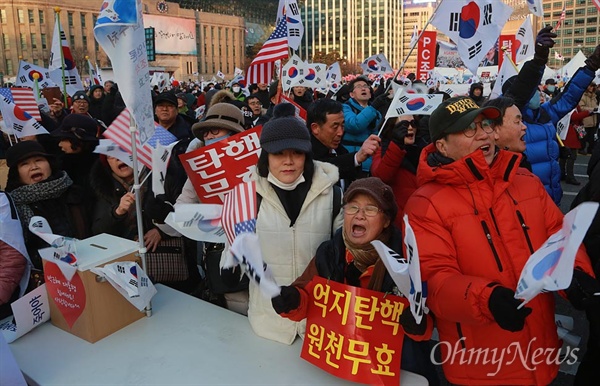 18일 오후 서울 중구 덕수궁 대한문 앞에서 열린 '제13차 박근혜 대통령 탄핵기각을 위한 국민 총궐기 대회'에서 친박단체 회원과 시민들이 헌법재판소 탄핵심판 결정 기각을 요구하고 있다.