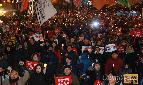 지난 2017년 2월 18일 수많은 시민들이 서울 종로구 광화문광장에서 열린 '탄핵지연 어림없다-박근혜 황교안 즉각 퇴진 특검연장 공범자 구속을 위한 16차 범국민행동의 날' 촛불집회에 참석했다. 