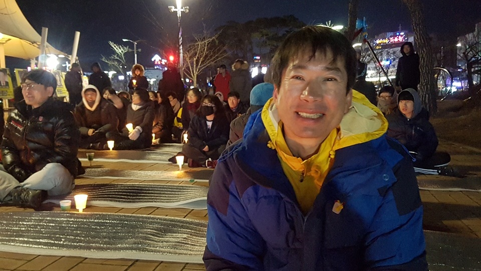  18일 오후 충남 서산에서 열린 '서산시민 시국 촛불집회'에 세월호 유가족인 창현 아빠 이남석 씨가 참여해서 함께 촛불을 들었다.