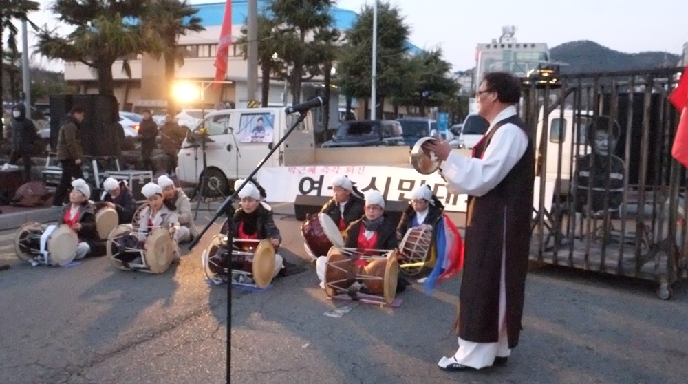 18일 여수촛불집회 시작을 여수우도풍물굿보존회(대표 김영)가 알렸다.무대 옆에 '박근혜 감옥'이 보인다. 