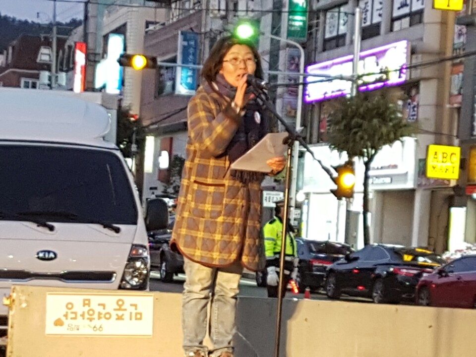15차에 이어 16차 여수시민대회에서도 사회를 보는 '일과 복지연대' 김미경 국장