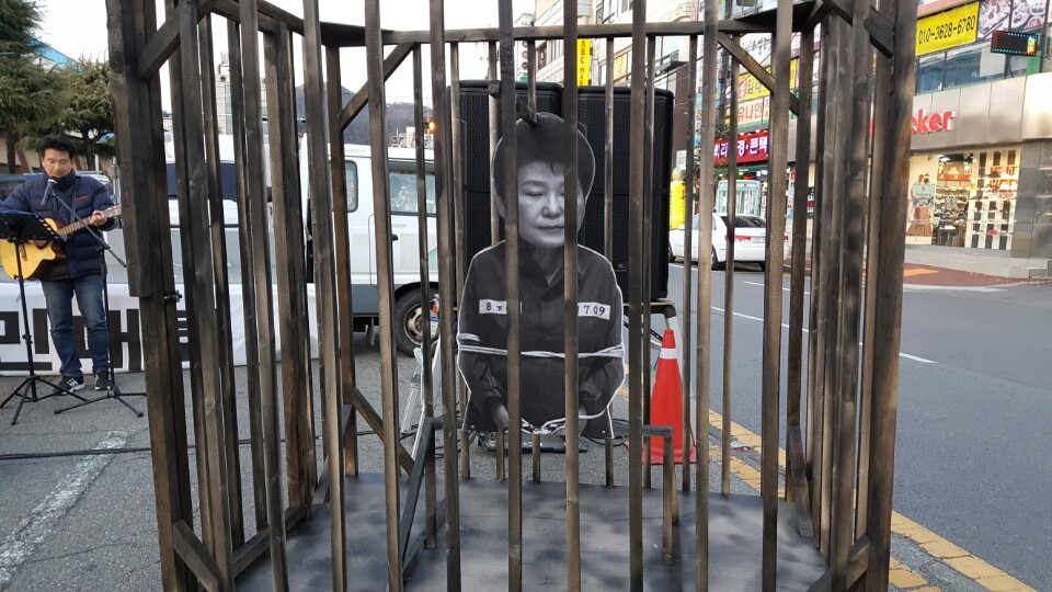 무대옆의 박근혜 감옥. 거리행진에서는 이 감옥이 선두에 나섰다.