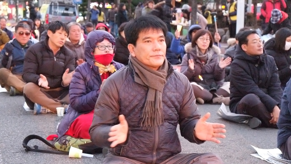 18일 저녁 제16차 여수시민대회가 열린 흥국체육관 앞 도로 광경