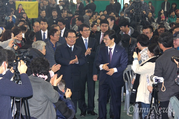 안희정 충남지사가 토크쇼에 참석하기 위해 19일 오후 김해체육관에 들어서고 있다.