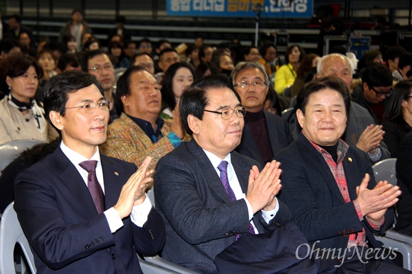 안희정 충남지사가 토크쇼에 참석하기 위해 19일 오후 김해체육관에 들어와 앉아 있다.
