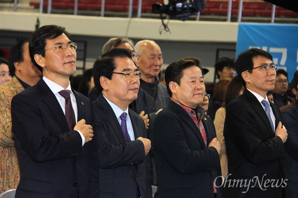 안희정 충남지사가 19일 오후 김해체육관에서 토크쇼를 하기에 앞서 국민의례를 하고 있다.
