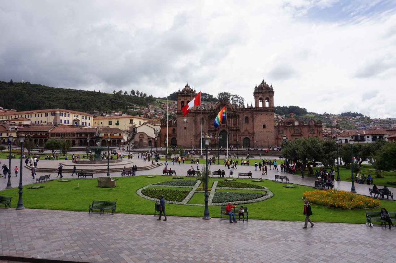쿠스코의 아르마스광장. 낮부터 밤까지 언제나 사람들로 붐비는 옛 잉카의 중심부