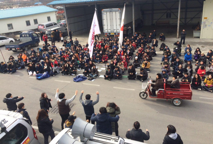 <사드배치 반대 평화버스>를 타고 김천에 온 영남권 연대단체들이 연명리 마을회관 앞에서 결의대회를 갖고 있다.
