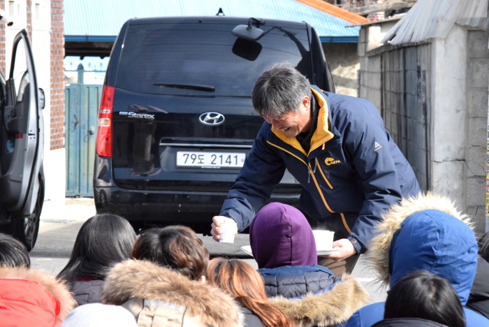 평화버스 소식을 뒤늦게 들은 마을 주민들이 부랴부랴 커피를 타와 참가자들에게 나눠주고 있다.
