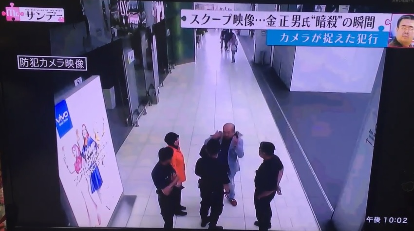 김정남으로 추정되는 남성이 독극물 공격을 받은 후 고통을 호소하는 장면이 담긴 쿠알라룸푸르 국제공항 CCTV 갈무리.