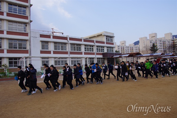 국정 역사교과서 연구학교 신청 철회를 요구하는 경북 경산의 문명고 학생들이 20일 오전 학교 운동장에서 시위를 벌이다 추위를 이기기 위해 운동장을 돌고 있다.