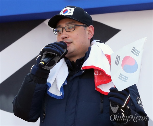 변희재 미디어워치 대표가 지난 2월 18일 오후 서울 대한문 앞에서 열린 제13차 탄핵기각 총궐기 국민대회에서 연단에 올라 발언한 모습.