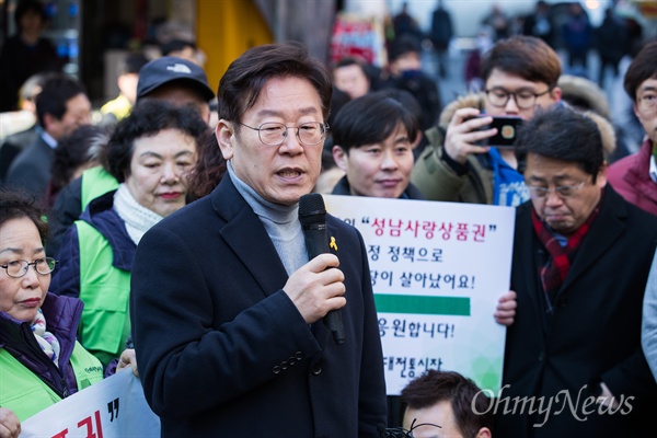  이재명 성남시장이 지난해 2월 20일 오전 경기도 성남 상대원재래시장을 방문해 성남시에 거주하는 청년들과 함께 청년배당(기본소득) 체험행사를 하고 상인들과 대화를 하고 있다. 