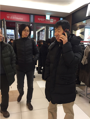 쇼핑몰에서 코디를 기다리는 시각장애인 조현대씨.