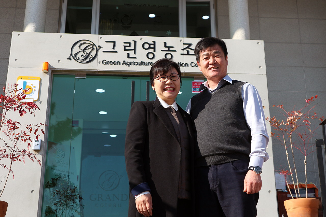 김지원 그랑꼬또 와이너리 대표와 박영화 그랑꼬또 와이너리 이사. 두 사람은 부부로 2004년부터 지금까지 그랑꼬또 와이너리를 이끌어왔다. 